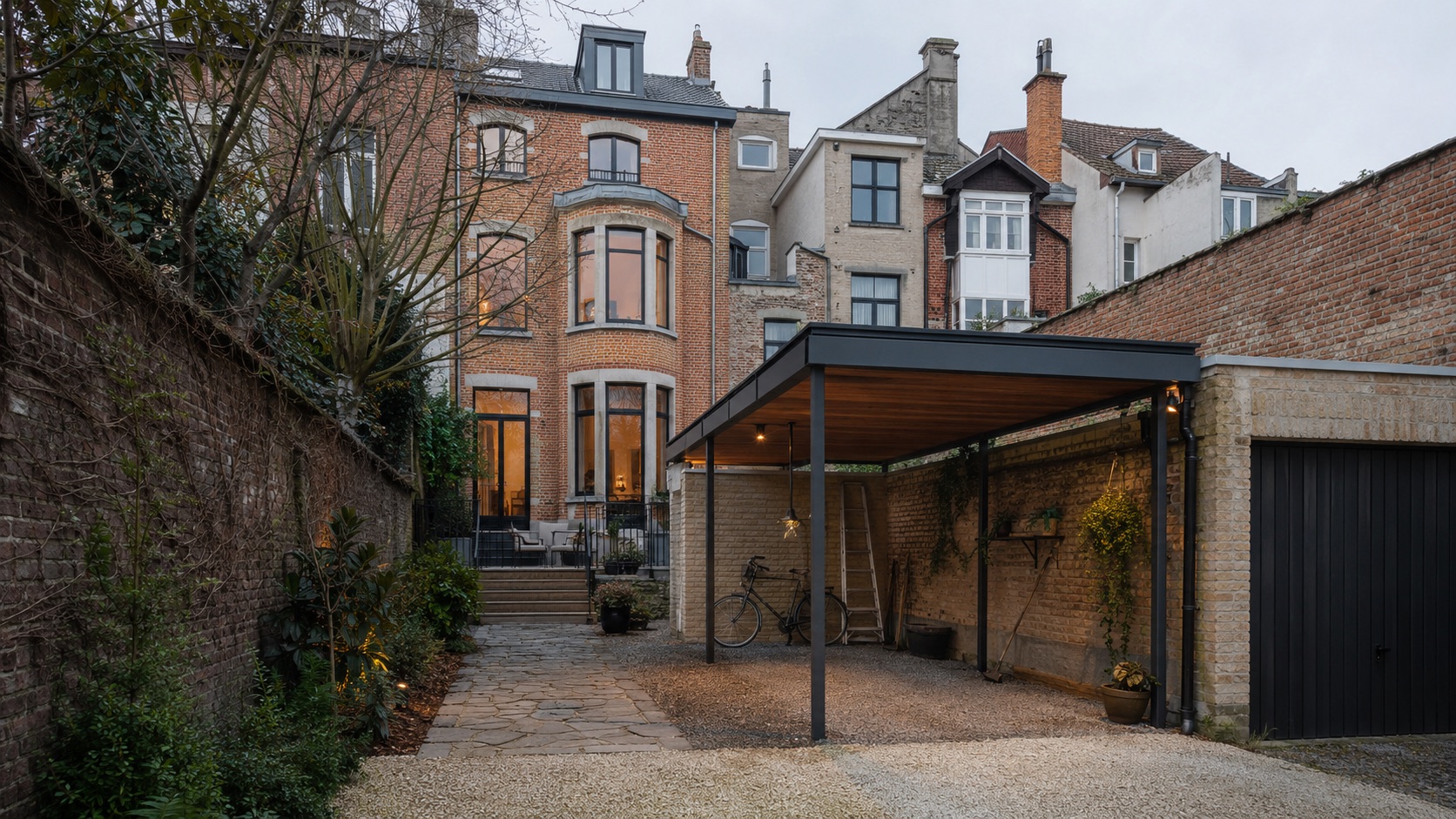 Carport contemporain dans l'arrière-cour d'une maison bruxelloise