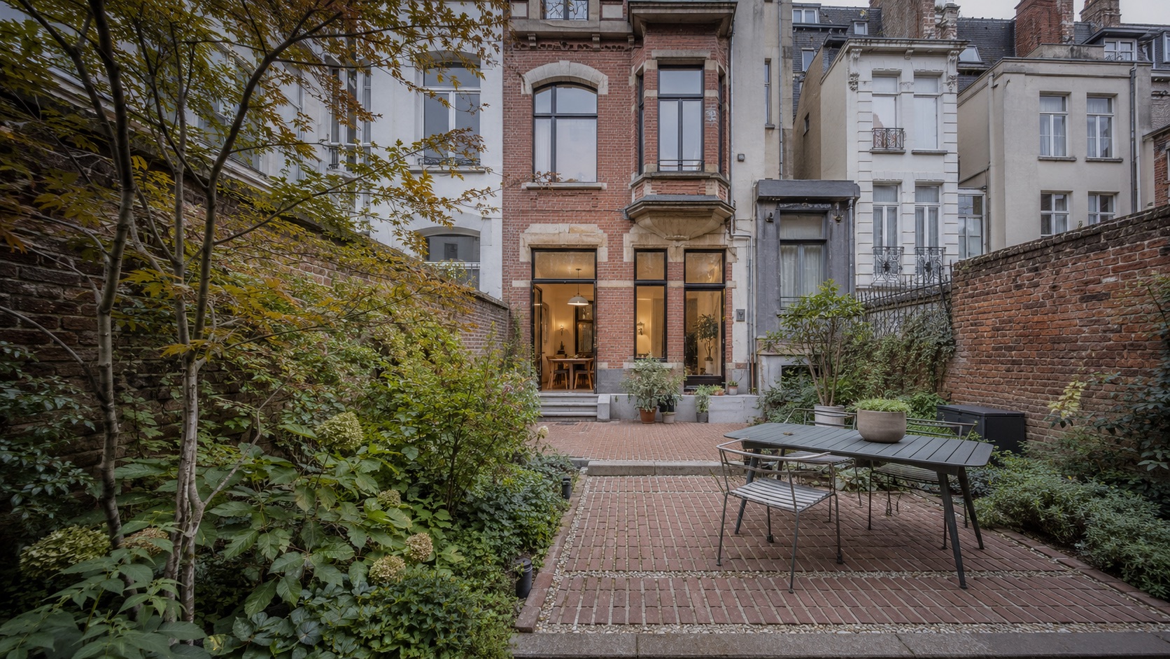 Terrasse en klinkers dans le jardin de ville d'une maison bruxelloise