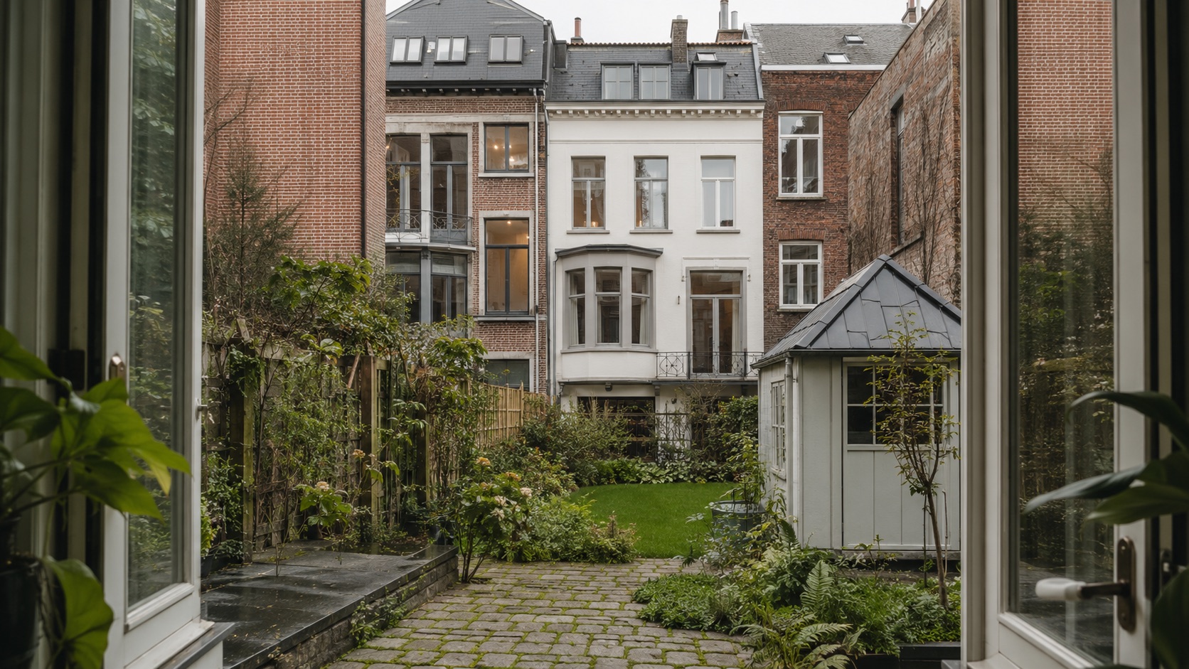 Jardin de ville bruxellois avec petit pavillon, travaux légers sans permis
