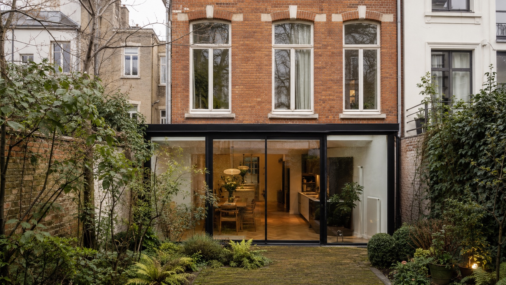 Véranda contemporaine vitrée à l'arrière d'une maison bruxelloise
